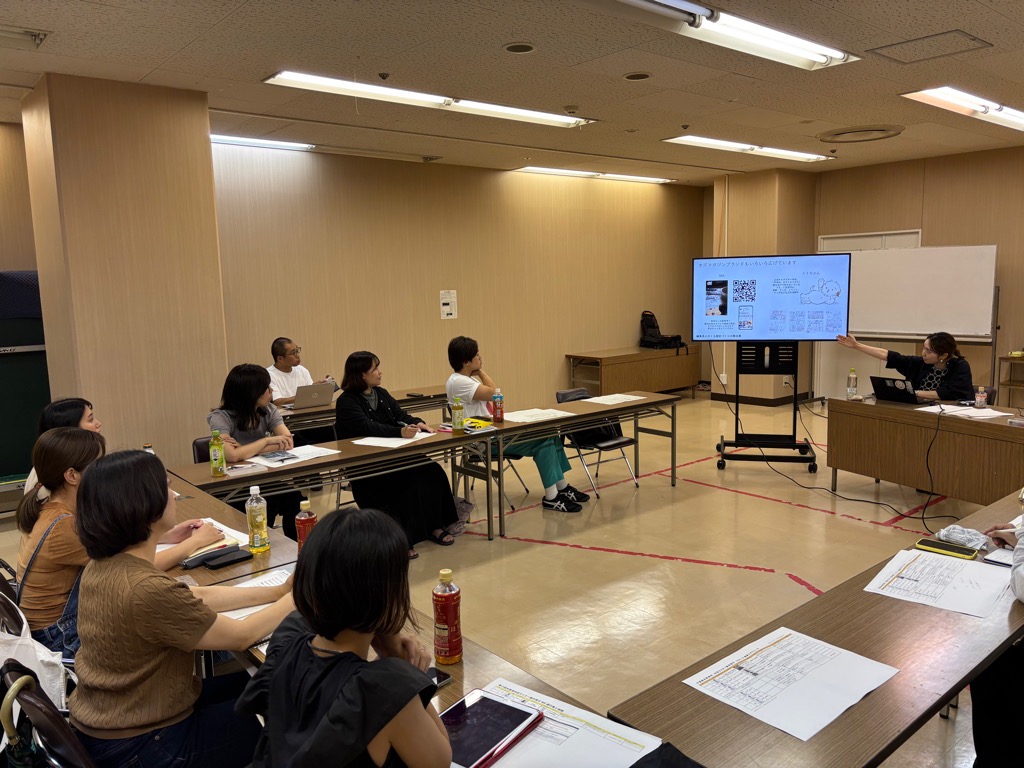 会議室でテレビモニターを使った久万田氏の講義を受ける市民ライター