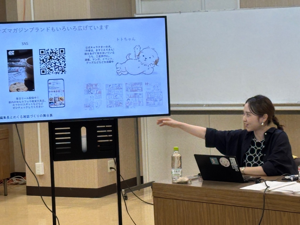 テレビモニターを指しながら説明する久万田氏