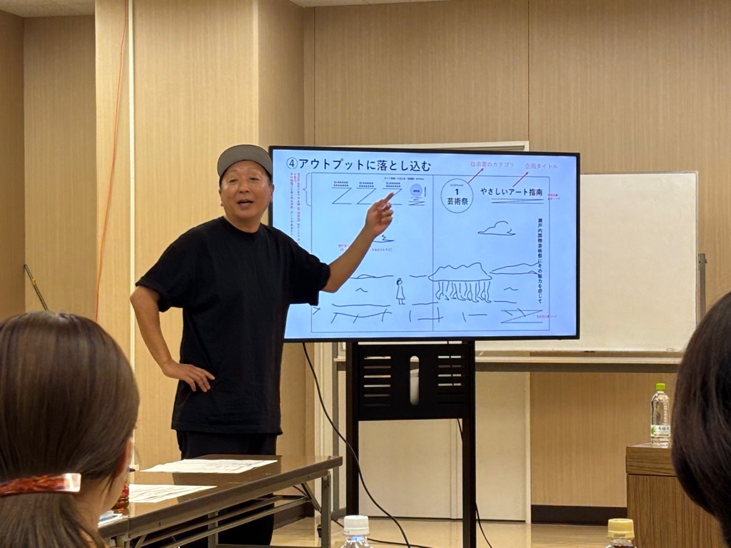 テレビモニターを指しながら説明する古川氏