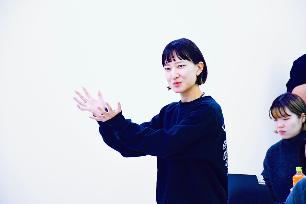 立って手振りを加えながら発表をする市民ライター