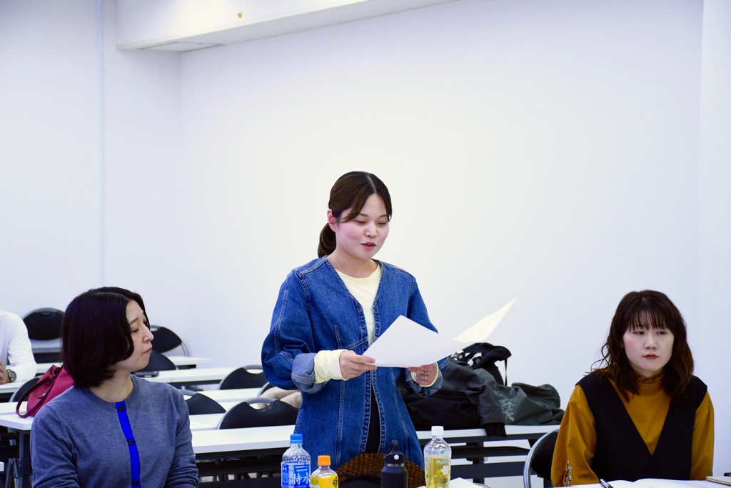 立ってラフ用紙を持って発表する市民ライター