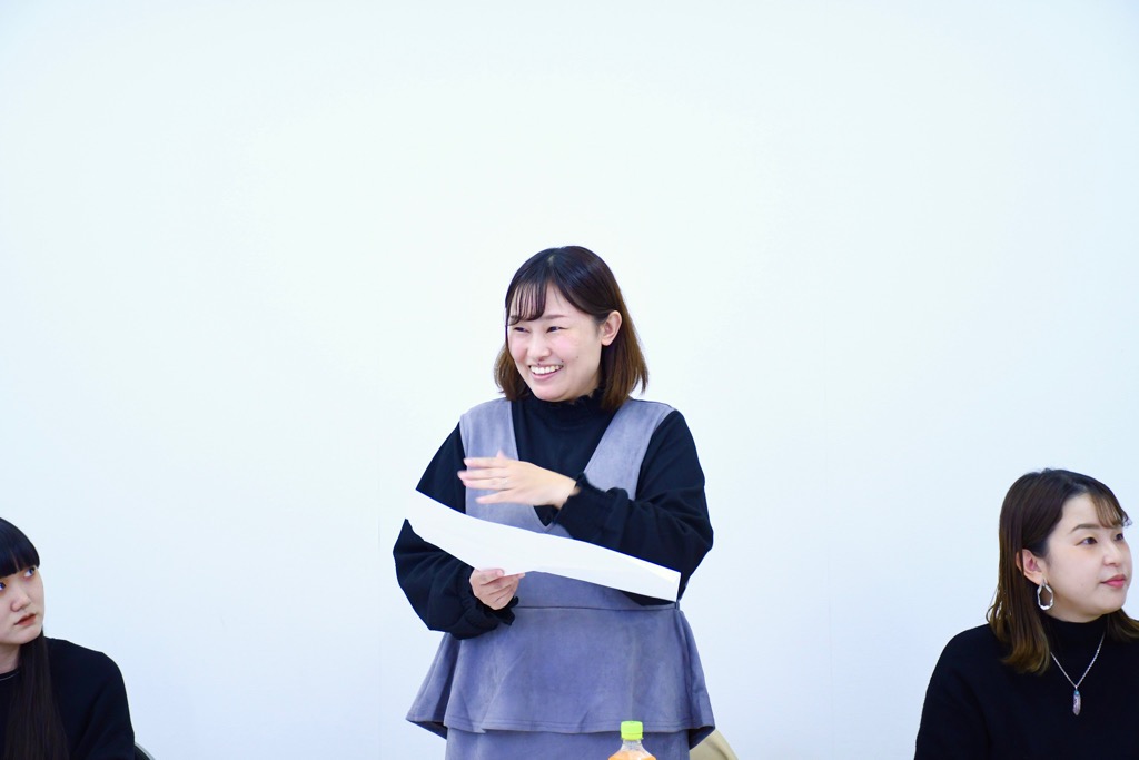 立ってラフ用紙を持って発表する市民ライター