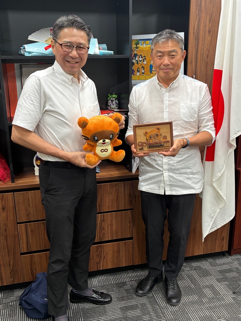 市長と在ダナン日本国総領事館森総領事が記念撮影を行う様子