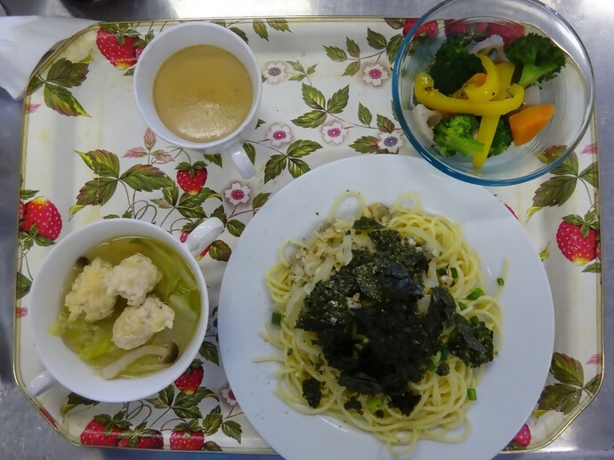 フェアトレードクッキングカフェで作った料理の写真です。飲み物、スープ、パスタ、野菜があります。