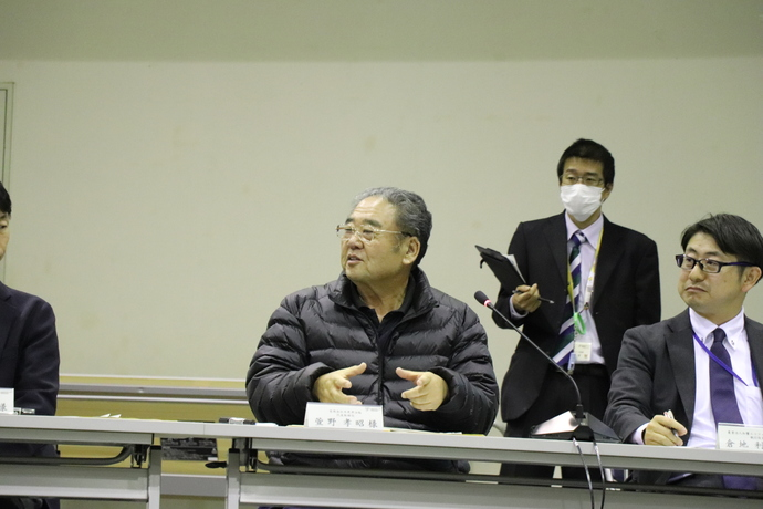 参加者が発言している様子