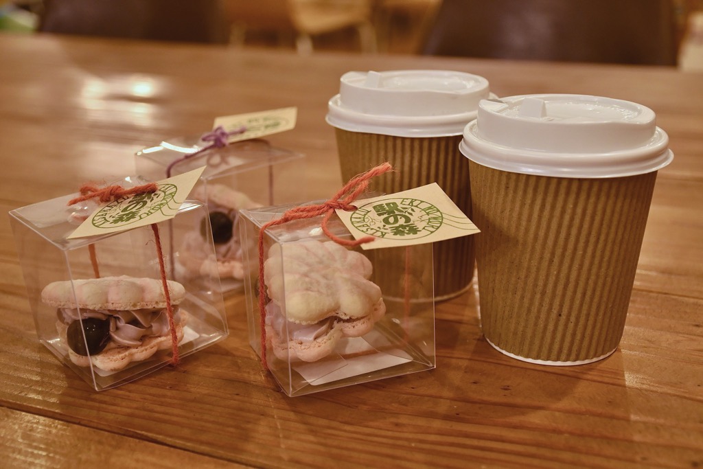 シェルマカロンとホットドリンクの写真