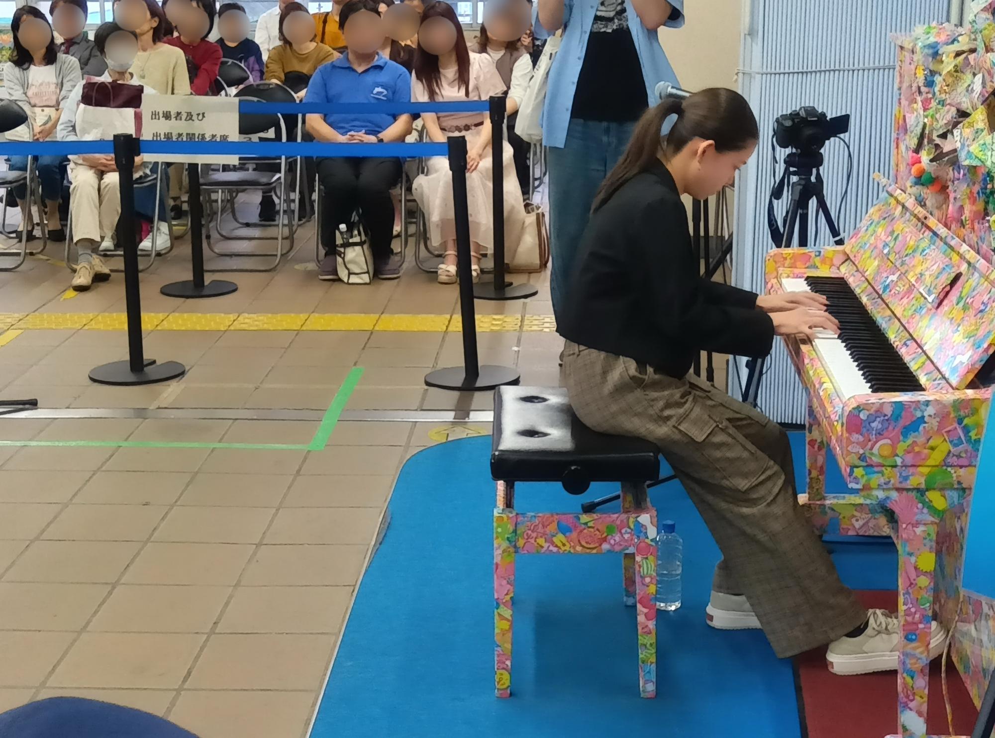 第4回駅ピアノフェスティアバルで中学生が演奏している様子