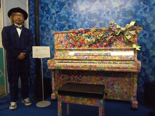 増田セバスチャンさんと駅ピアノが映っている写真