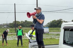 盤洲干潟クリーン作戦の参加者へ挨拶をする渡辺市長の写真