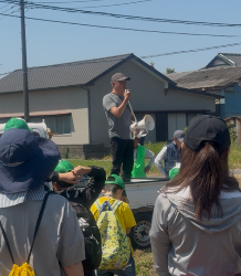 干潟クリーン作戦開始前に、渡辺市長が参加者の前に立って、挨拶を述べているときの写真