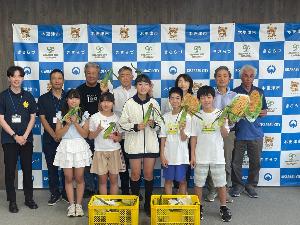 中郷小学校の児童、中郷地区まちづくり協議会、市長及び副市長の集合写真
