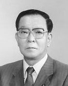 石川昌氏のバストショットの白黒写真