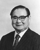 北見日吉氏のバストショットの白黒写真