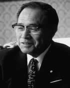 真板益夫氏のバストショットの白黒写真