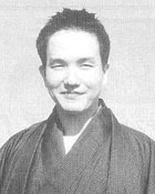 丸山忠久氏のバストショットの白黒写真