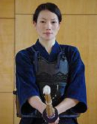 道着と防具をつけ、竹刀を正面に構えた鷹見由紀子選手の腰から上の写真