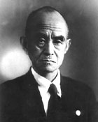 山崎直氏のバストショットの白黒写真