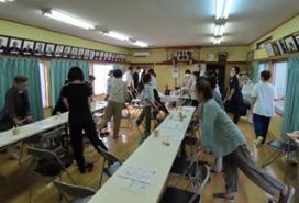 集会所で健康体操をしている様子