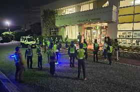 パトロール前に注意事項等を確認しあっている様子