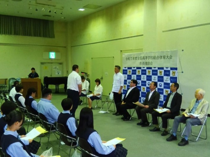出場者代表の言葉を述べる選手と市長の写真