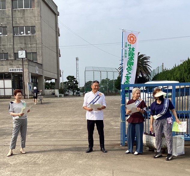 岩根西中学校前で声掛けを行う渡辺市長