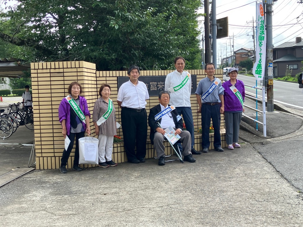 富来田中学校校門前集合写真
