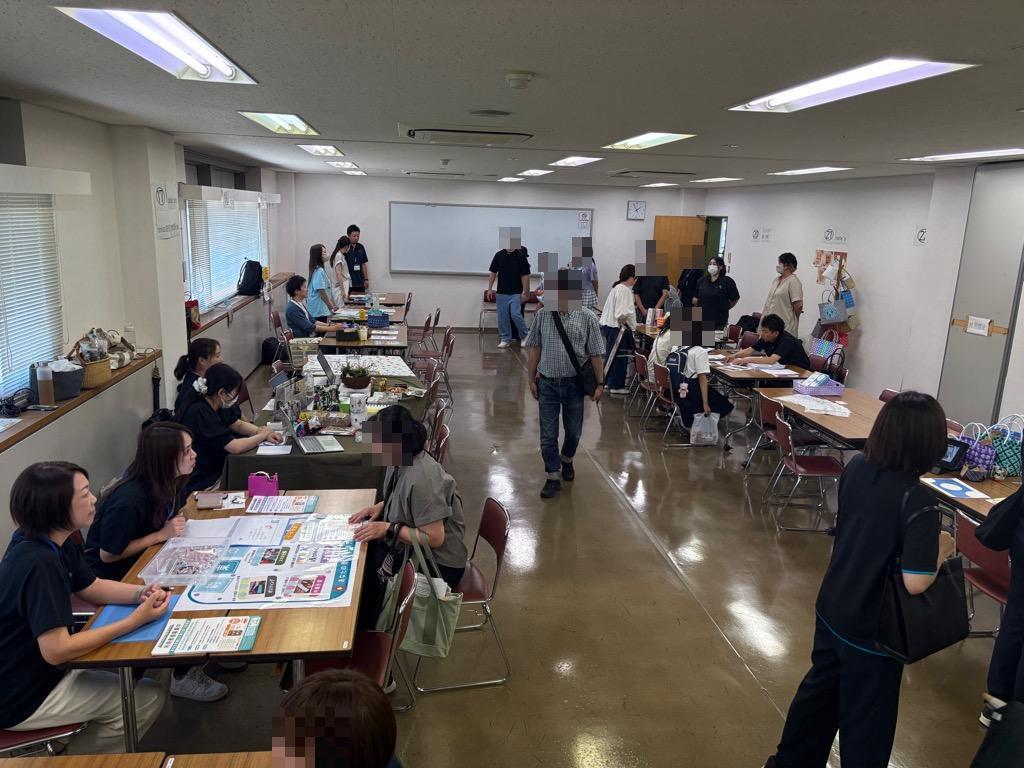 ブースを見て回る人と説明を聞いている人の様子
