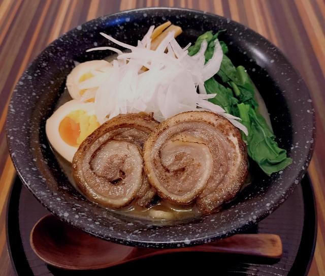 猪のチャーシューが乗ったいのしし醤油ラーメンの写真