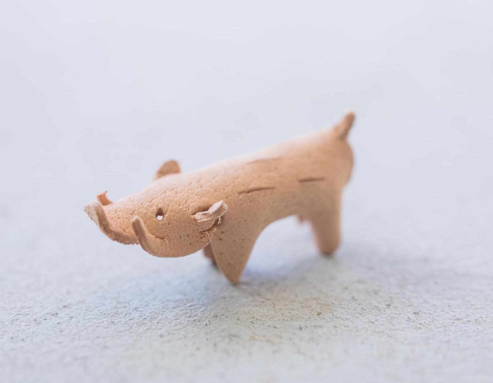 猪の皮で作った小さい猪の小物の写真