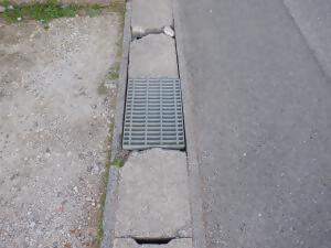 破損した側溝(落し蓋タイプ)
