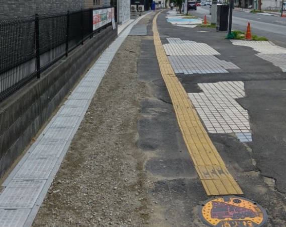 南側のU字溝設置が一部完了した状況