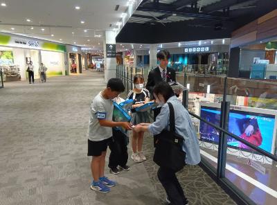 イオンモール木更津内でこどもPR大使がお客様へインタビューしている様子