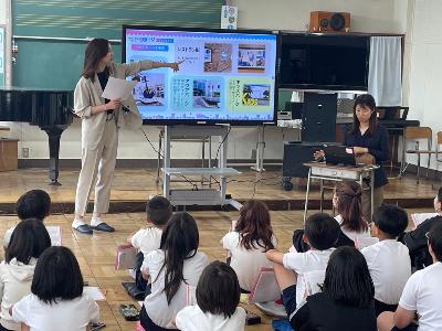 出前授業において企業の方が商業施設の役割について説明している様子