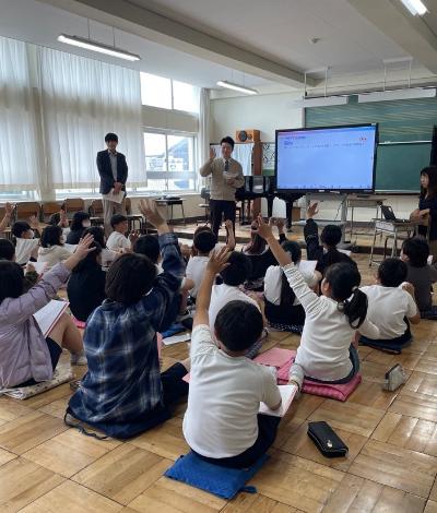 出前授業で企業からの質問に対し児童が発言している様子