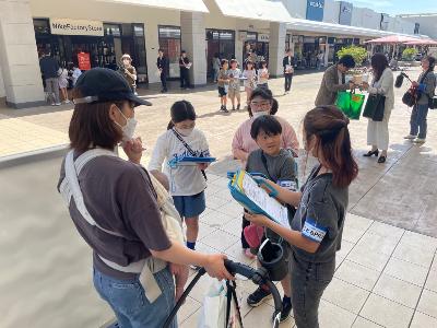 こどもPR大使がお客様へインタビューしている様子