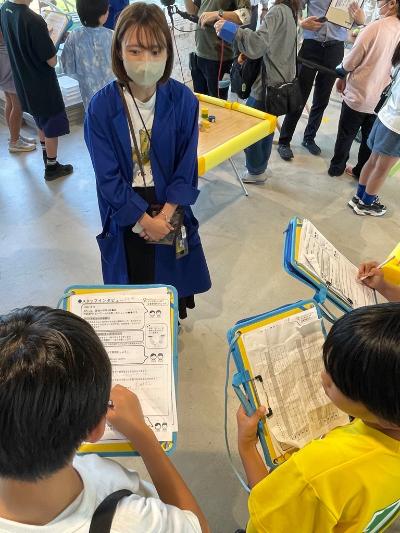 こどもPR大使が商業施設のスタッフへインタビューしている様子