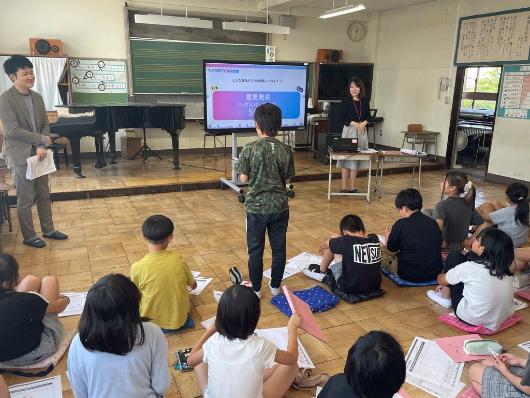 グループで考えたイベント内容を発表しています