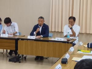 合同生徒会が市長の話を聞いている様子の写真。真ん中に市長、右側に教育長、左に生徒会参加者が座っている