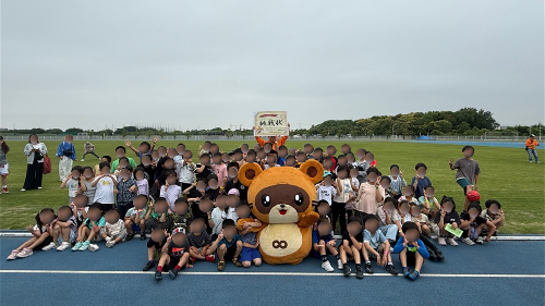 子どもたちがきさポンを囲んでいる集合写真