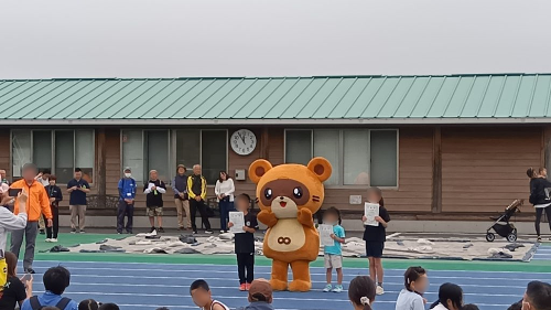 第2回Kisarazuトライアルで表彰された子どもたちときさポン
