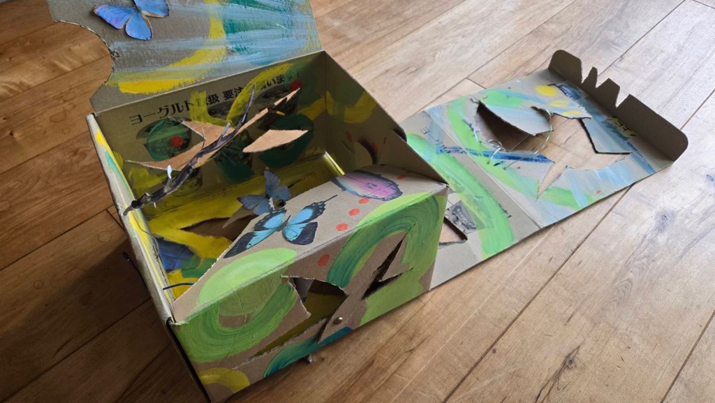 段ボールから作られたアート作品。