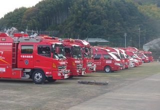 消防車や救急車の車両が一列に並んでいる写真