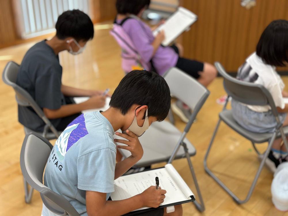 講習中、クイズ出題の回答を記入している画像