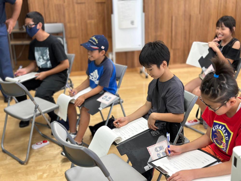 講習中、クイズ出題の回答を記入している画像