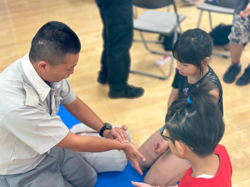 消防職員により「脈」についての説明を受けている子どもたちの画像