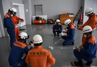 放射線測定器とバインダーを持った隊員が2名1組となり、測定要領の訓練をしている様子の写真