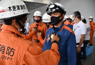 ヘルメットを被り活動服を着用した隊員が2名1組となり、放射線測定器を用いて測定要領の訓練をしている様子の写真