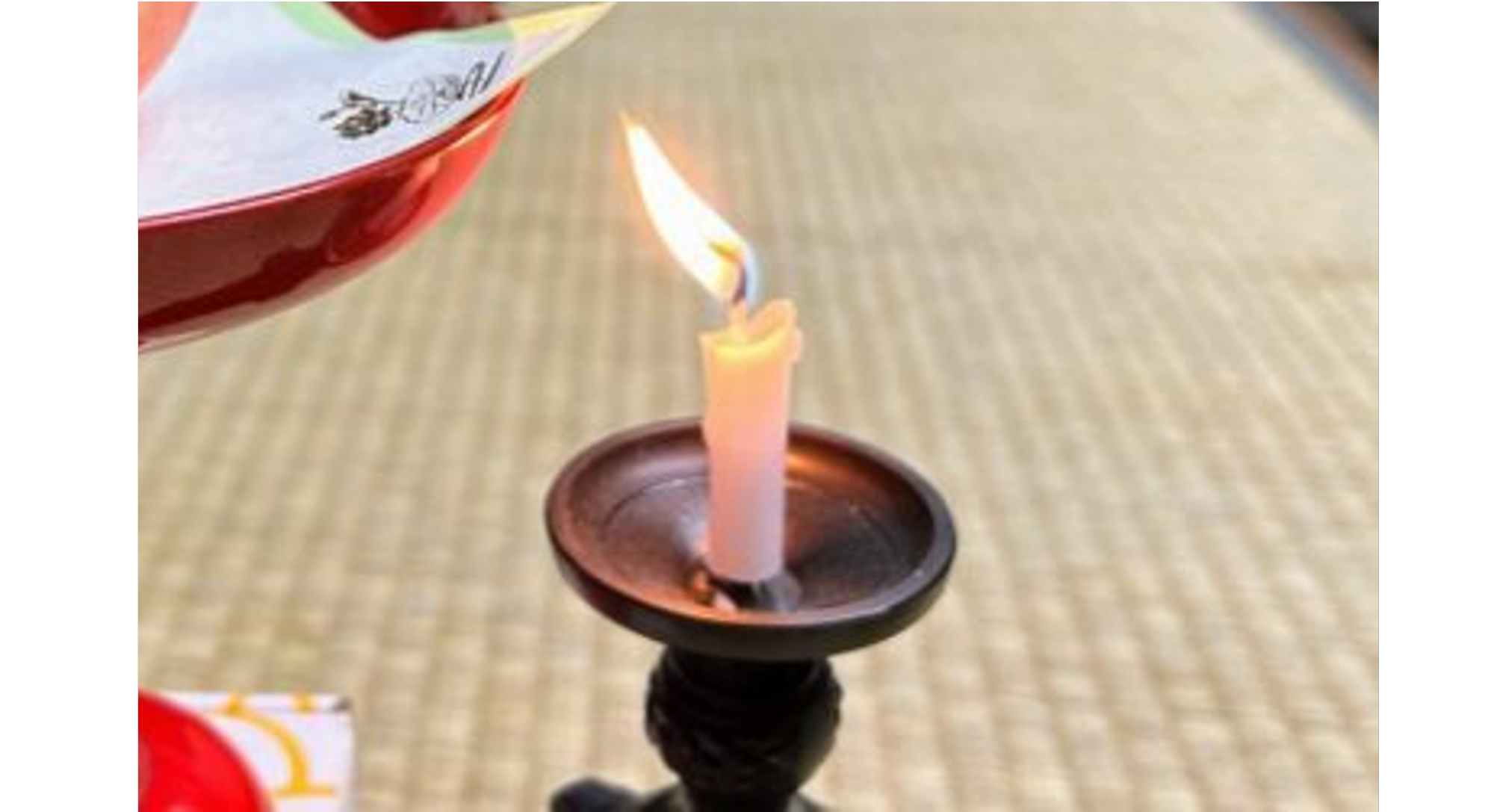 ろうそくの火が付近の可燃物に燃え移りそうな状況