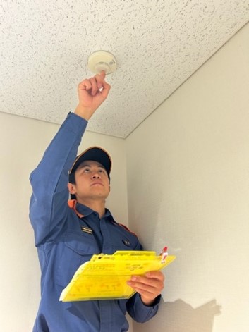 住宅用火災警報器を点検している消防職員
