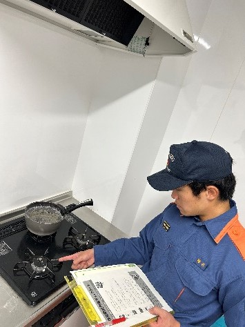 コンロ周りを点検している消防職員